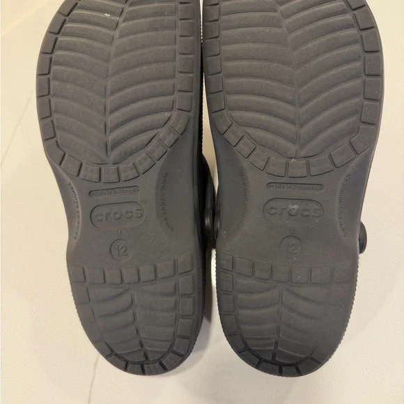 CrocsBlack Clogs M12 - Picture 2 of 2